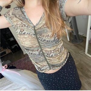 Vintage y2k Clio Script-Print V-Neck Short Sleeve Top